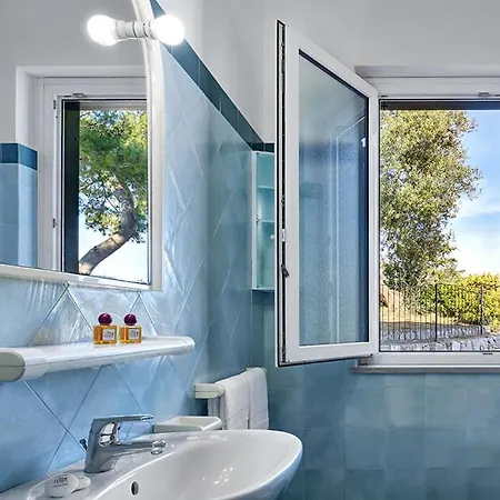 Sirenuse Sleeps 6 Air Con *